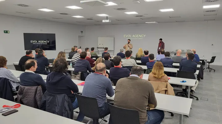 Aula llena durante una charla de 2024.