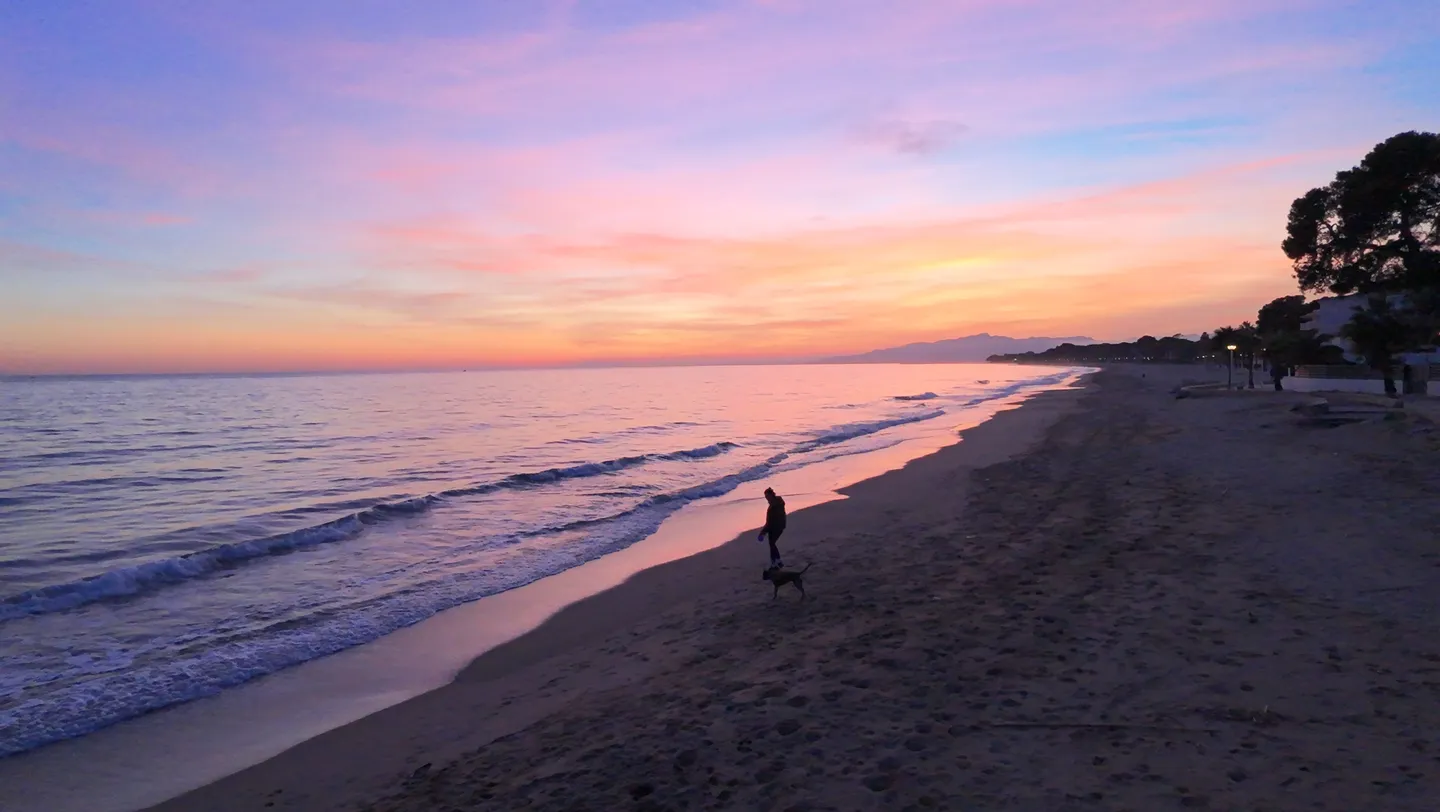 Vista aérea de una playa del Camp de Tarragona al atardecer, hecha con dron.